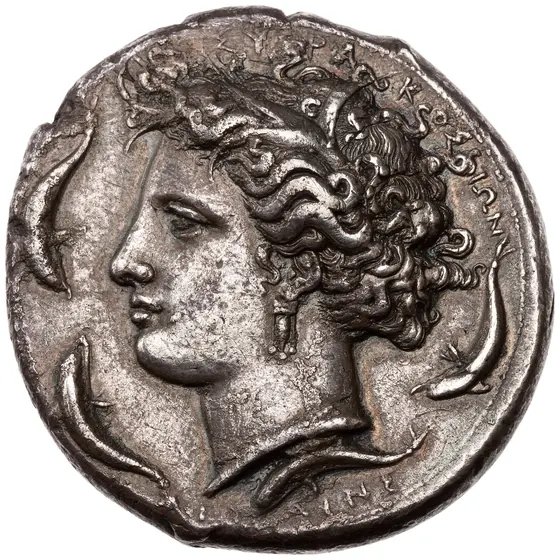 Monnaie d'argent de Syracuse : la tête d'Aréthuse entourée de quatre dauphins