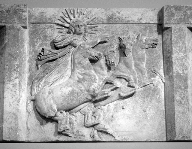 Hélios, la tête entourée de rayons, conduit ses quatre chevaux