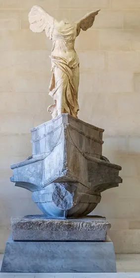 La Victoire de Samothrace, ailes déployées, posée sur une proue de navire