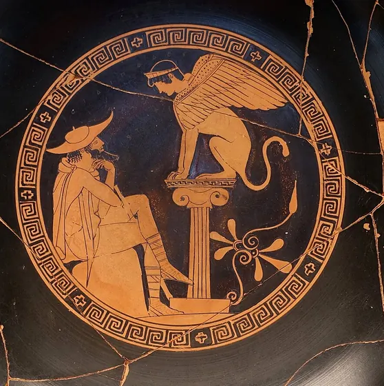 Œdipe, assis, écoute l'énigme de la Sphinge perchée sur sa colonne